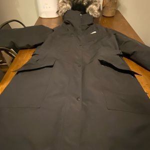 Knee length warm TNF hooded parka with faux fur.